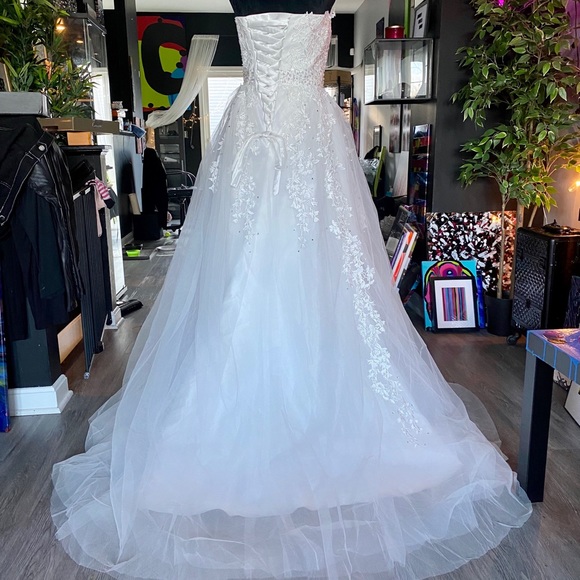 Brand New wedding dress - Picture 2 of 2